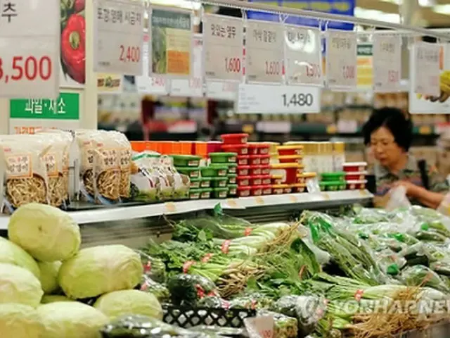 スーパーで買い物をする消費者＝（聯合ニュース）