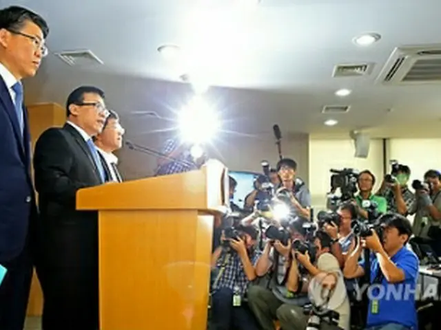 記者会見を行う李長官（左から2番目）＝18日、ソウル（聯合ニュース）