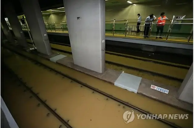 浸水被害を受けた華明駅構内＝２５日、釜山（聯合ニュース）