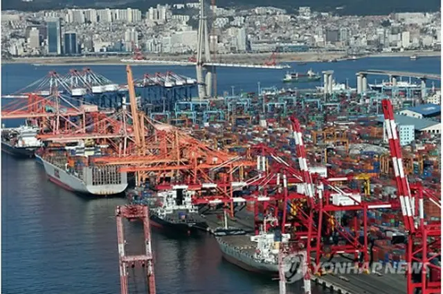 コンテナの積み下ろし作業が行われている釜山港＝（聯合ニュース）