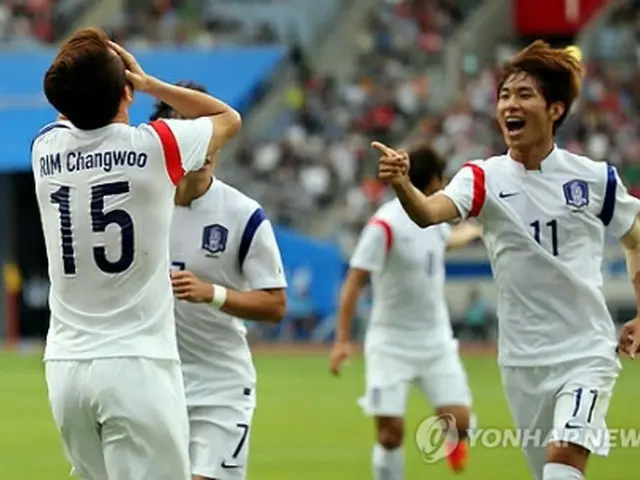 イム・チャンウ（左）の先制ゴールを喜ぶ韓国選手＝14日、仁川（聯合ニュース）