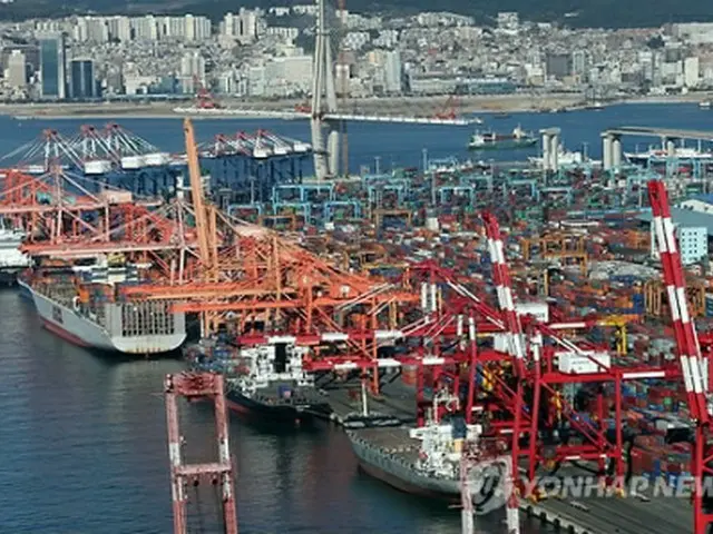 コンテナの積み下ろし作業が行われている釜山港＝（聯合ニュース）