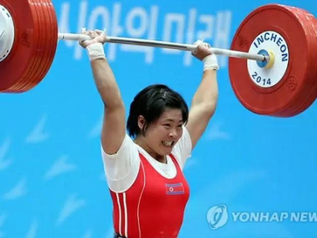 重量挙げ女子58キロ級で優勝したリ・ジョンファ＝22日、仁川（聯合ニュース）