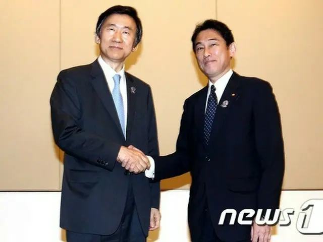 今年8月、ミャンマーのネピドーで日韓外相会談を前に握手する岸田文雄外務大臣と韓国ユン・ビョンセ外交部長官（提供:News1）