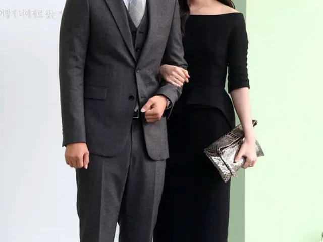 夫の俳優ヨン・ジョンフン（左）と妻の女優ハン・ガイン（右）（提供:news1）