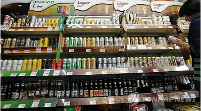 大型スーパーの輸入ビールコーナー＝（聯合ニュース）