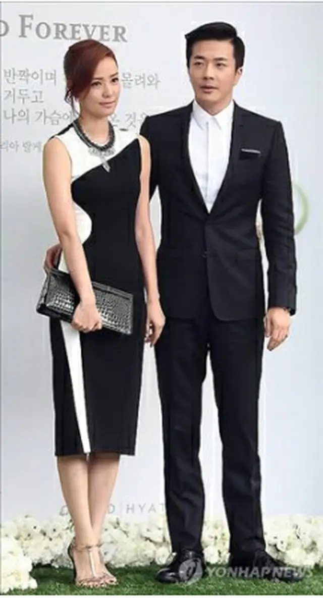 クォン・サンウ（右）と妻のソン・テヨン＝（聯合ニュース）