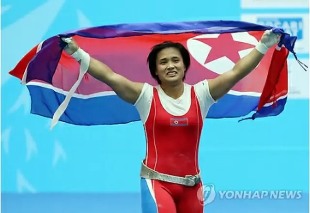重量挙げ女子７５キロ級で金メダルを獲得したキム・ウンジュ＝２５日、仁川（聯合ニュース）