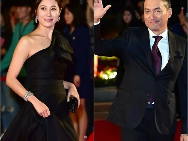 「第19回釜山国際映画祭」の司会を務めた韓国の女優ムン・ソリ（左）と渡辺謙（右）（提供:OSEN）