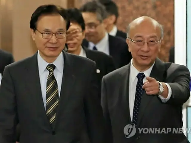 金浦空港に到着した谷内局長（左）。右は別所浩郎・駐韓日本大使＝２１日、ソウル（聯合ニュース）