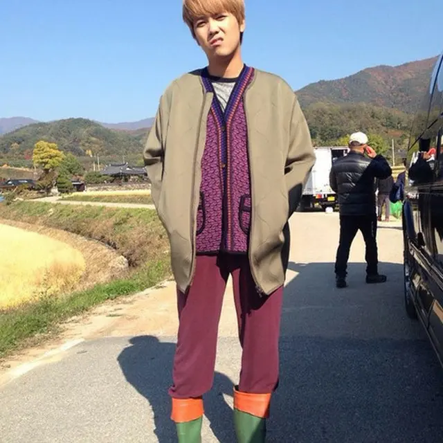 韓国グループ「FTISLAND」イ・ホンギがリアルな田園ファッションを公開した。（提供:OSEN）