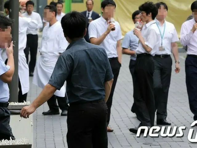 韓国で19歳以上の成人男性の中で、月収平均が223万ウォン以上391万ウォン未満のグループが、たばこ喫煙率が少ないことがわかった。所得が最も少ない、もしくは多いグループは、中間層よりたばこを多く吸っていた。所
