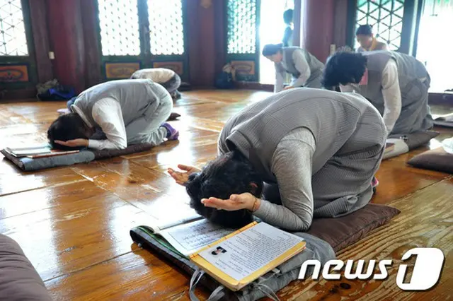大学修学能力試験を翌日に控えた12日、韓国・蔚山（ウルサン）・文殊寺では、高校3年生の受験生を持つ母親たちが子供の試験高得点を祈願している。