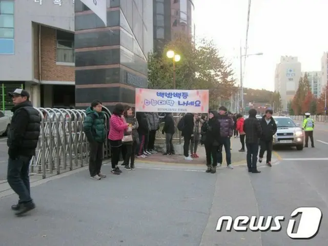 13日午前から、韓国1216か所の試験会場では「2015大学修学能力試験」が行われている。会場には受験生の“試験必勝”を祈願する父母や教師、在学生が応援に集まった。