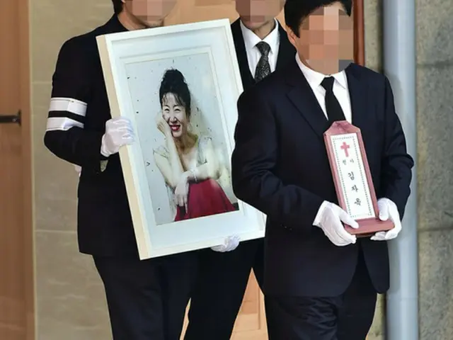 故キム・ジャオク（享年63）の出棺が19日午前、ソウル聖母病院で営まれた。