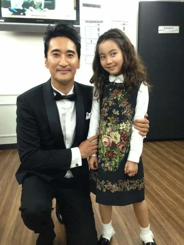 俳優シン・ヒョンジュン（左）が、子役のカル・ソウォン（右）と一緒に撮った写真を公開した。（提供:OSEN）