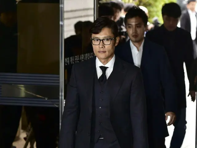 俳優イ・ビョンホンは24日午後2時、ソウル中央裁判所で開かれた2次公判に証人として出廷した。（提供:news1）