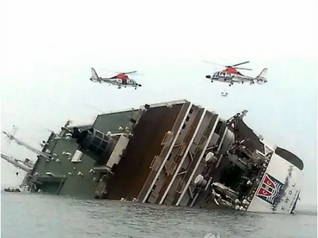 事故を起こし、沈没するセウォル号＝４月１６日、珍島（聯合ニュース）