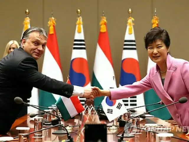 握手を交わす両国首脳＝２８日、ソウル（聯合ニュース）