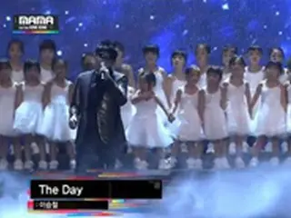 ＜2014MAMA＞歌手イ・スンチョルと女優ユン・ウネが子ども合唱団と「その日に」熱唱