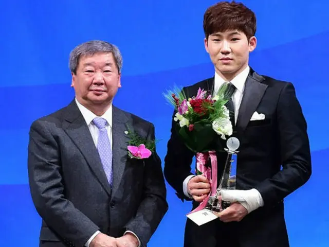 3日午後、「2014 プロ野球 今年の賞」授賞式が行われ、NCダイノス‎のパク・ミヌ（21）が新人賞を受賞した。ク・ボンヌン韓国野球委員会（KBO）総裁と記念撮影。