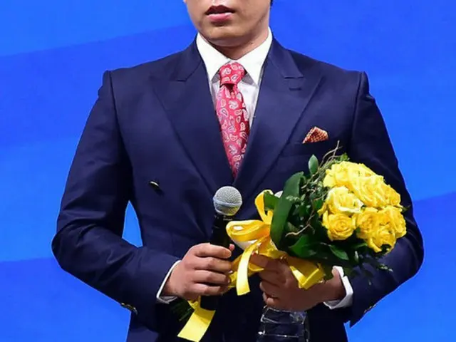 3日午後、「2014 プロ野球 今年の賞」授賞式が行われ、ネクセン・ヒーローズのカン・ジョンホ（姜正浩、27）が首位打者賞を受賞した。