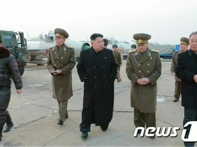 北朝鮮の金正恩（キム・ジョンウン）第1書記が朝鮮人民軍航空および反航空軍第458部隊を視察したと8日、朝鮮中央通信（以下、通信）が報道した。（提供:news1）