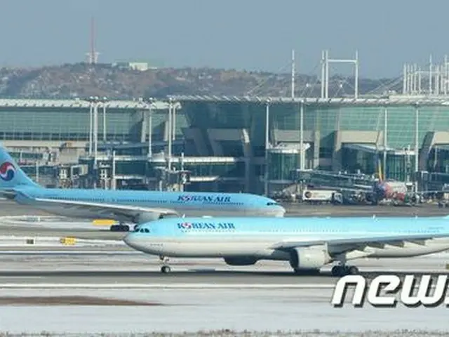 大韓航空のチョ・ヒョンア副社長が、客室乗務員サービスに不満を抱き、事務長を飛行機から降ろしたことについて、韓国国土交通部が調査に入った。（提供:news1）