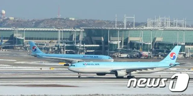 大韓航空のチョ・ヒョンア副社長（40）が、客室乗務員サービスに不満を抱き、事務長を飛行機から降ろし、離陸時間を遅らせた件に関して、海外メディアも高い関心を示している。
