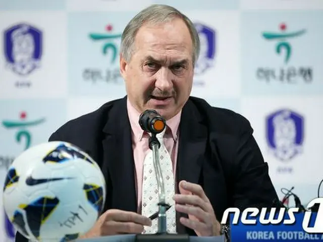 シュティーリケ韓国サッカー代表監督は10日午前、ソウル市内にあるサッカー会館で記者会見を開き、「アジア杯の準備状況は10点中、7.5点」と語った。