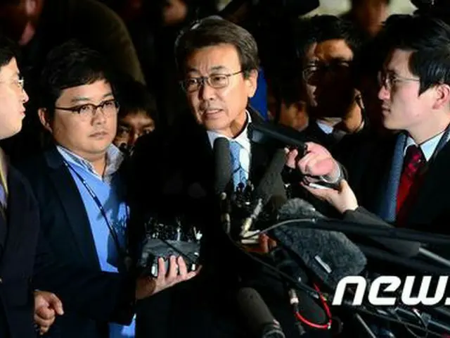韓国の朴槿恵（パク・クネ）大統領の元側近で国政介入疑惑の渦中にいるチョン・ユンフェ氏(写真中央)が10日、検察に出頭した。（提供:news1）