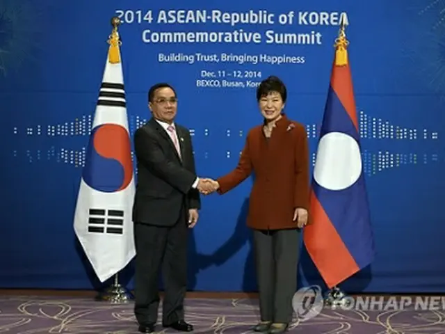 ラオスのトンシン首相（左）と握手を交わす朴槿恵大統領＝１１日、釜山（聯合ニュース）