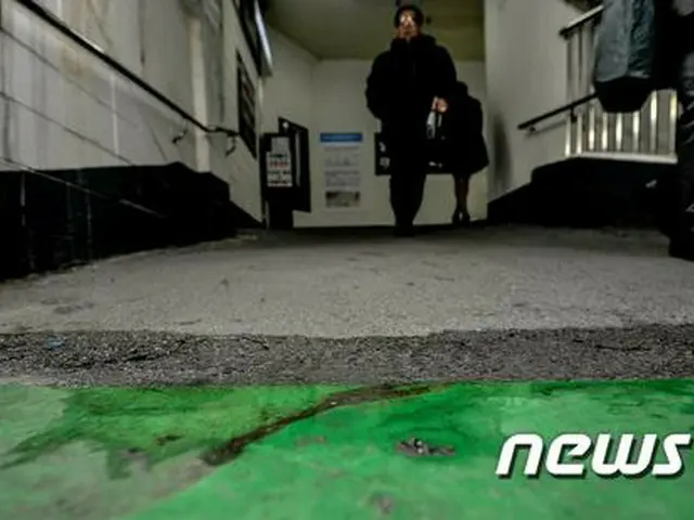 韓国・ソウルの複合施設「第2ロッテワールド」のアクアリウム（水族館）漏水に続き、近隣の地下鉄・蚕室（チャムシル）駅でも漏水が発見され、市民を不安にさせている。（提供:news1）