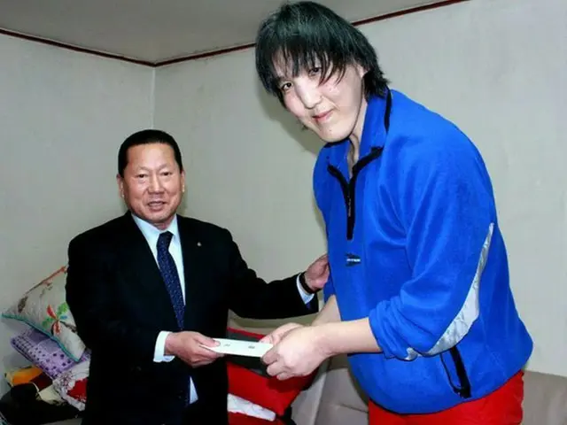 キム・ジョンヘン大韓体育会長は16日午後3時、2002年に先端巨大症（別名:末端肥大症/アクロメガリー）とこれによる合併症で闘病中の前国家代表バスケットボール選手キム・ヨンヒの自宅を訪問した。（提供:OSEN）