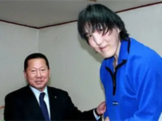 大韓体育会長、闘病中の前女子バスケ代表キム・ヨンヒを激励