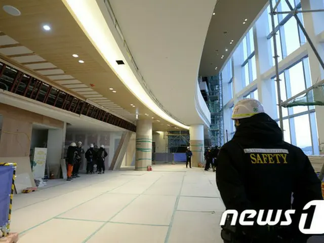 韓国・ソウル市は16日、複合施設「第2ロッテワールド」の工事現場で発生した事故に関して、現場の工事中断命令を下したことを明らかにした。（提供:news1）