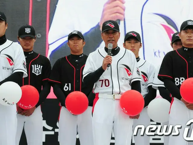 韓国プロ野球新生チームとして出発するKTウィズのチョ・ボムヒョン監督が、「プロ野球2015シーズンの新生チームらしく覇気ある野球をする」と宣言した。