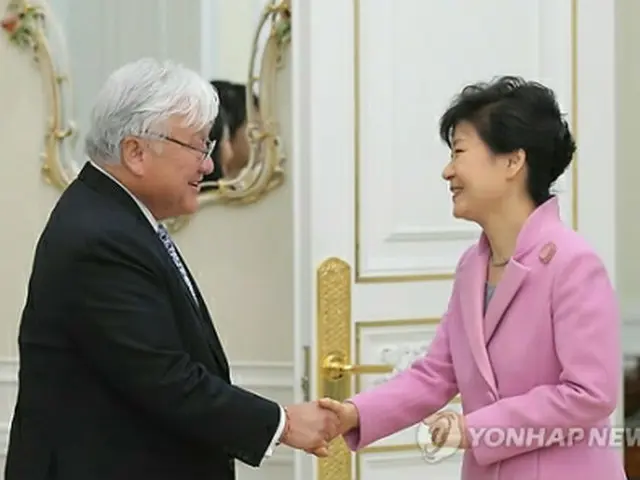 握手を交わすホンダ氏（左）と朴大統領＝１９日、ソウル（聯合ニュース）