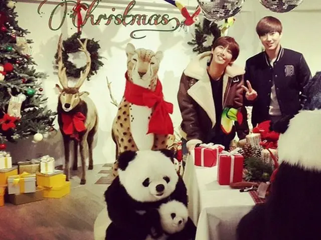 韓国男性グループ「ZE:A」のグァンヒと「EXO」のスホがクリスマスの記念ショットを公開した。（画像:OSEN）