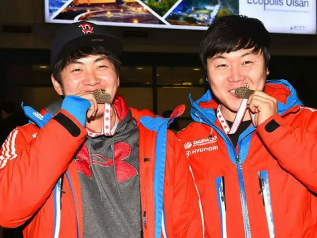 イ・ヨン（37）監督が率いる韓国ボブスレー代表チームが24日午後、仁川国際空港を通じて入国した。写真はウォン・ユンジョン（右）とソ・ヨンウ（提供:OSEN）