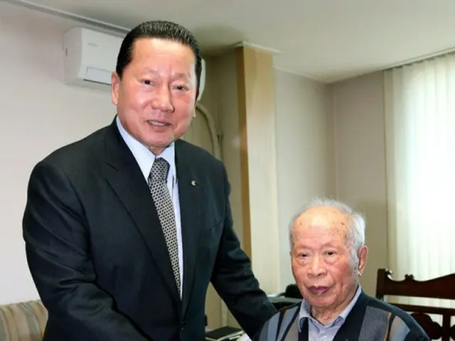 キム・ジョンヘン大韓体育会長（71）が26日、“スポーツの英雄”ソ・ユンボク氏（91）の自宅を訪れ、激励金を伝達しはやい回復を祈った。