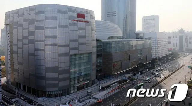 アクアリウムの漏水、工事現場作業員の墜落死など事故が相次いでいる韓国の第2ロッテワールドで、今回は出入り口の扉が落ちて、訪れていた客がケガをする事故が発生した。（提供:news1）