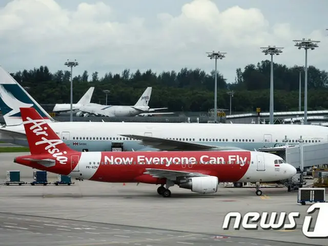 韓国政府関係者は28日午後、乗客乗員162人を乗せて消息を絶ったインドネシア・スラバヤ発のエアアジア旅客機に少なくとも韓国人3人が搭乗していたと報告を受けたと発表した。