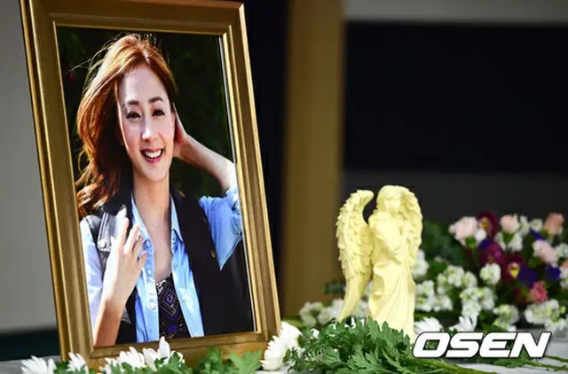 不慮の交通事故によりこの世を去った歌手ジョアン（本名:イ・ヨンジ、享年26）の追悼式が30日午後、ソウル市内で営まれた。