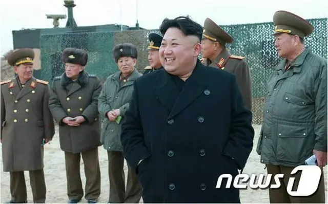 北朝鮮の金正恩（キム・ジョンウン）第1書記が妹の与正（ヨジョン）氏と共に女性放射砲部隊の砲撃訓練を視察した。朝鮮中央通信が30日、伝えた。