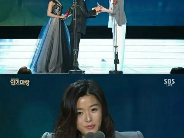 女優チョン・ジヒョンが「2014SBS演技大賞」でプロデューサー賞を受賞した。（提供:OSEN）