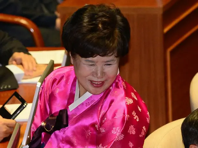 韓国メディアは去る5日、韓国セヌリ党パク・ユンオク（朴允玉、65）議員の息子が別人の名を借り、母親の4級補佐官として業務していたと報道した。