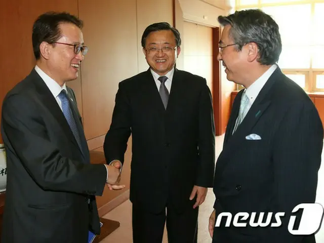 韓国政府が昨年末、ことし初めにソウル開催を目標としていた日中韓3か国による外相会談は、予想より送れる見通しだ。