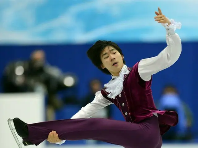 韓国男子フィギュアスケートの看板イ・ジュンヒョン（19）が同い年のライバルキム・ジンソ（19）を抑え、総合選手権大会トップとなった。（提供:news1）