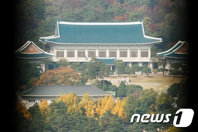 韓国大統領府は9日、国会運営委員会を前に発生した金英漢（キム・ヨンハン）民政首席秘書官の“反旗の辞職”に当惑を隠せないでいる。（提供:news1）